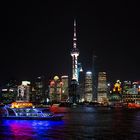 Shanghai Skyline bei Nacht vom Boot