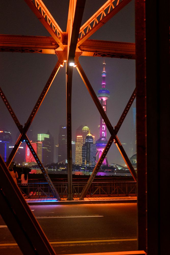 Shanghai Skyline durch die Gartenbrücke bei Nacht