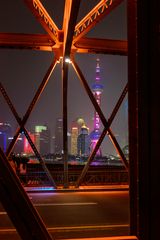 Shanghai Skyline durch die Gartenbrücke bei Nacht