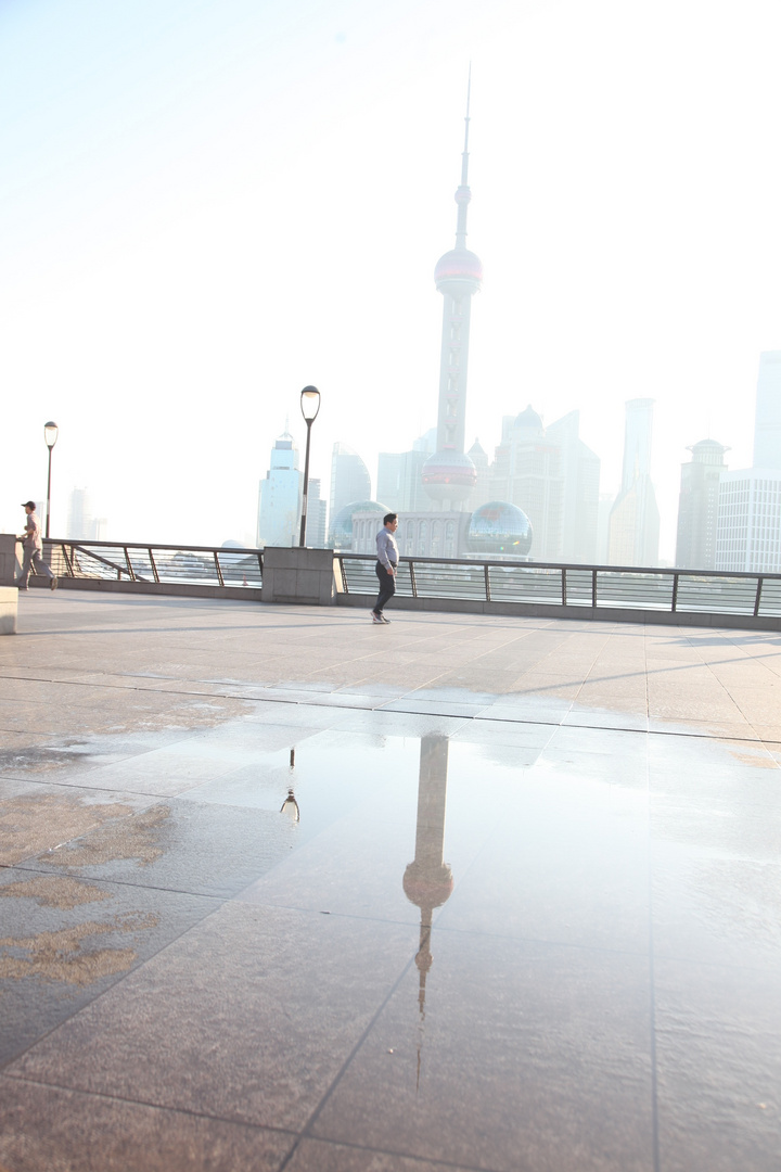 Shanghai "The Bund" - early morning. Am frühen Morgen