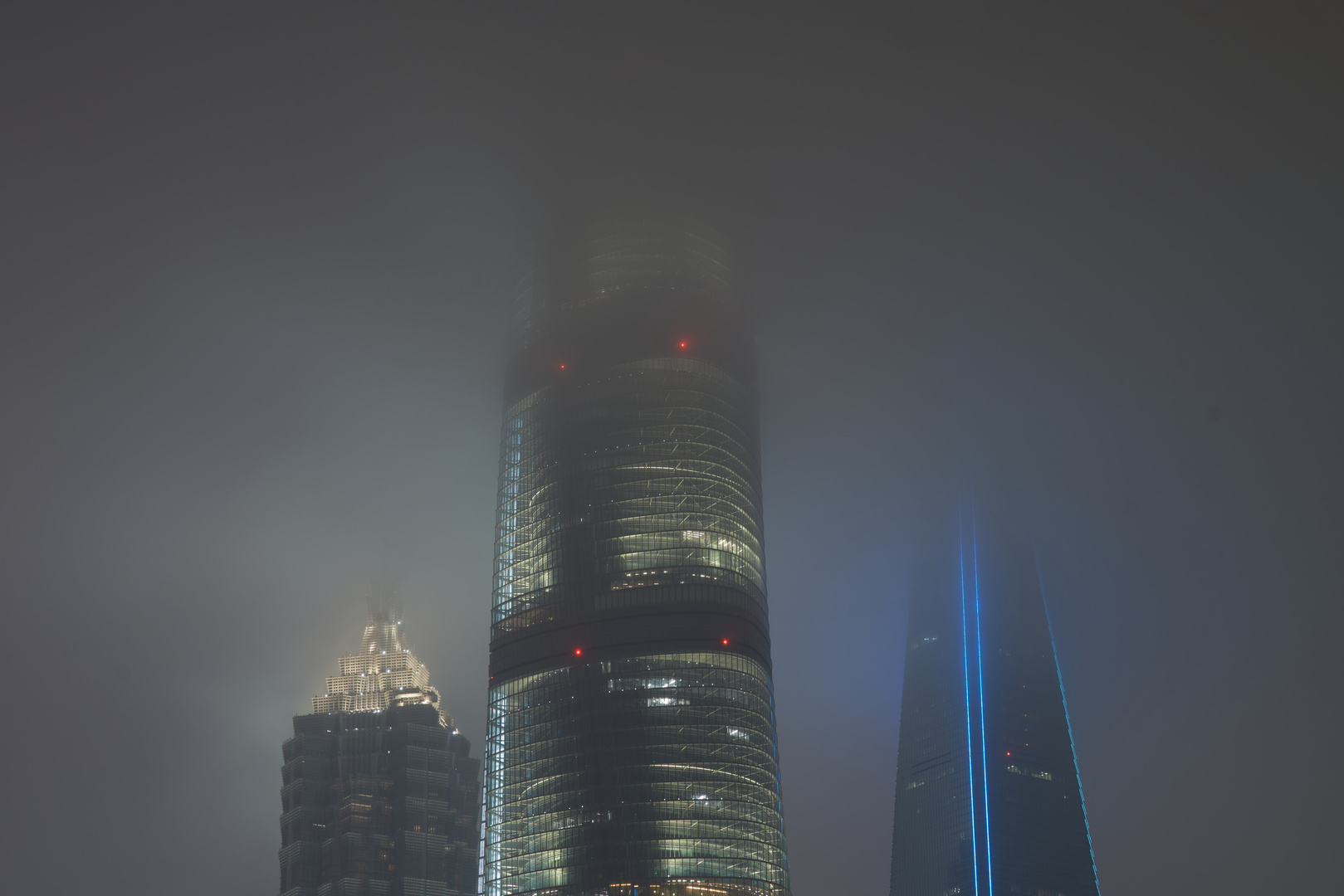 Shanghai Tower im Regen