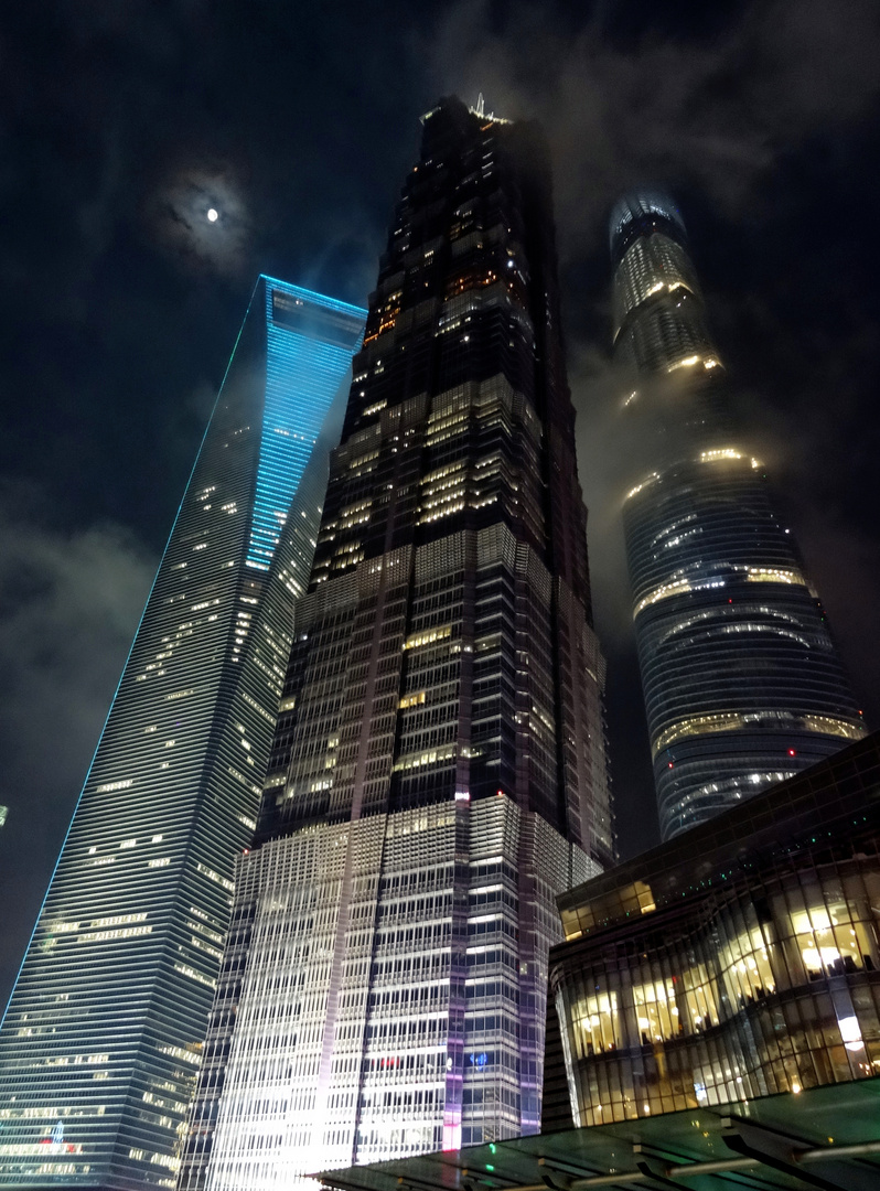 Shanghai: Wolkenkratzer mit Mond im Dunst der Stadt