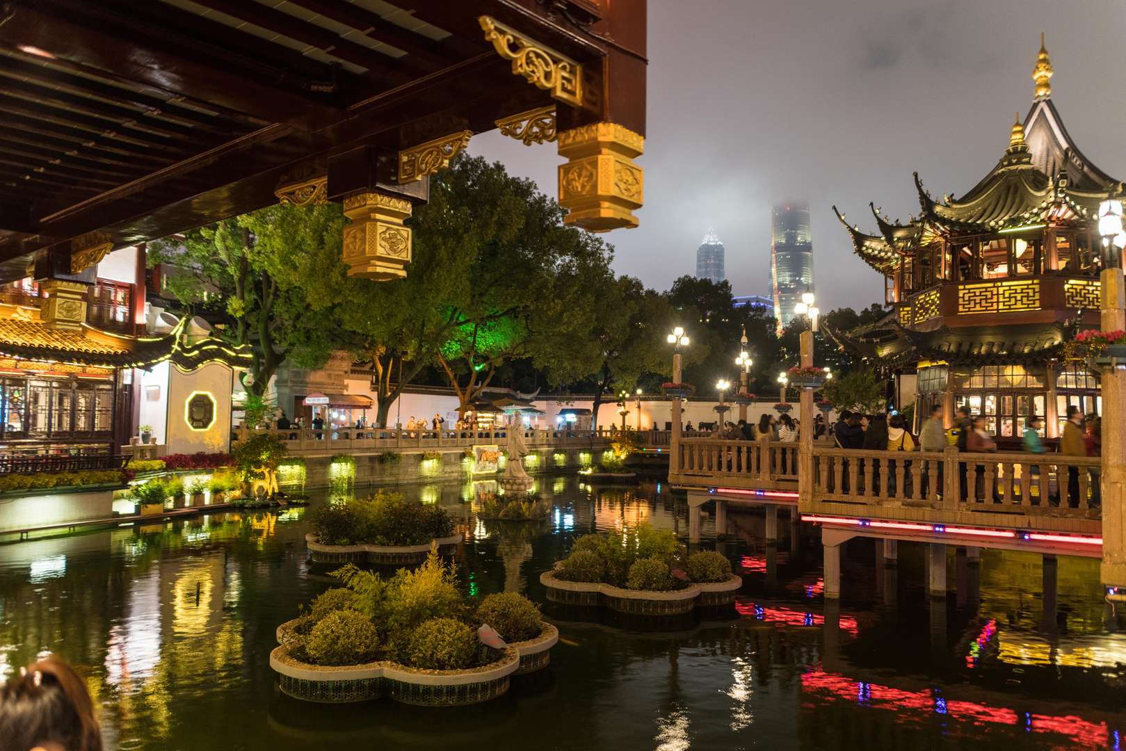 Shanghai_Wolkenkratzer in den Wolken_Blick vom Yue-Garden