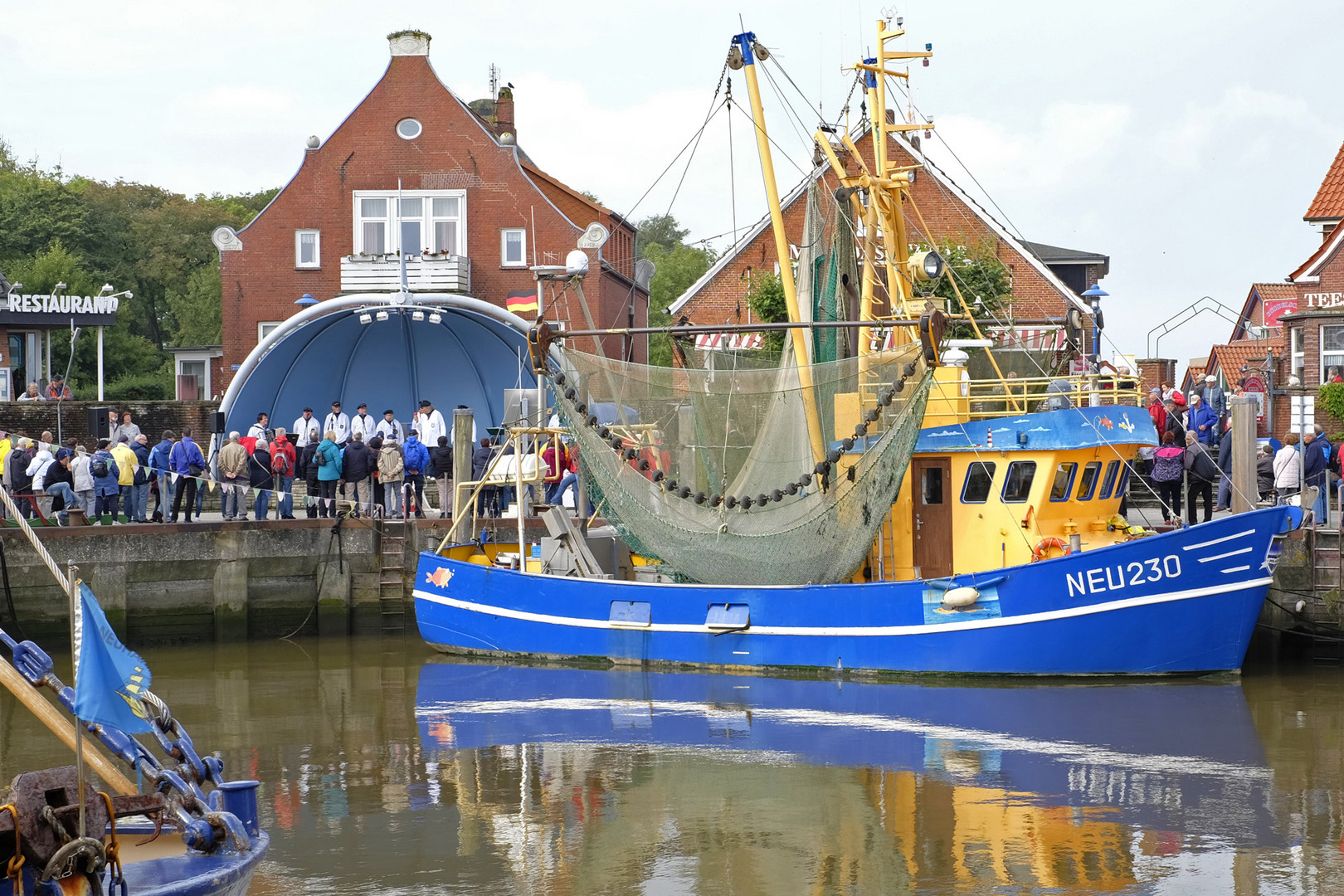 Shanty-Konzert am Sonntagmorgen im Hafen