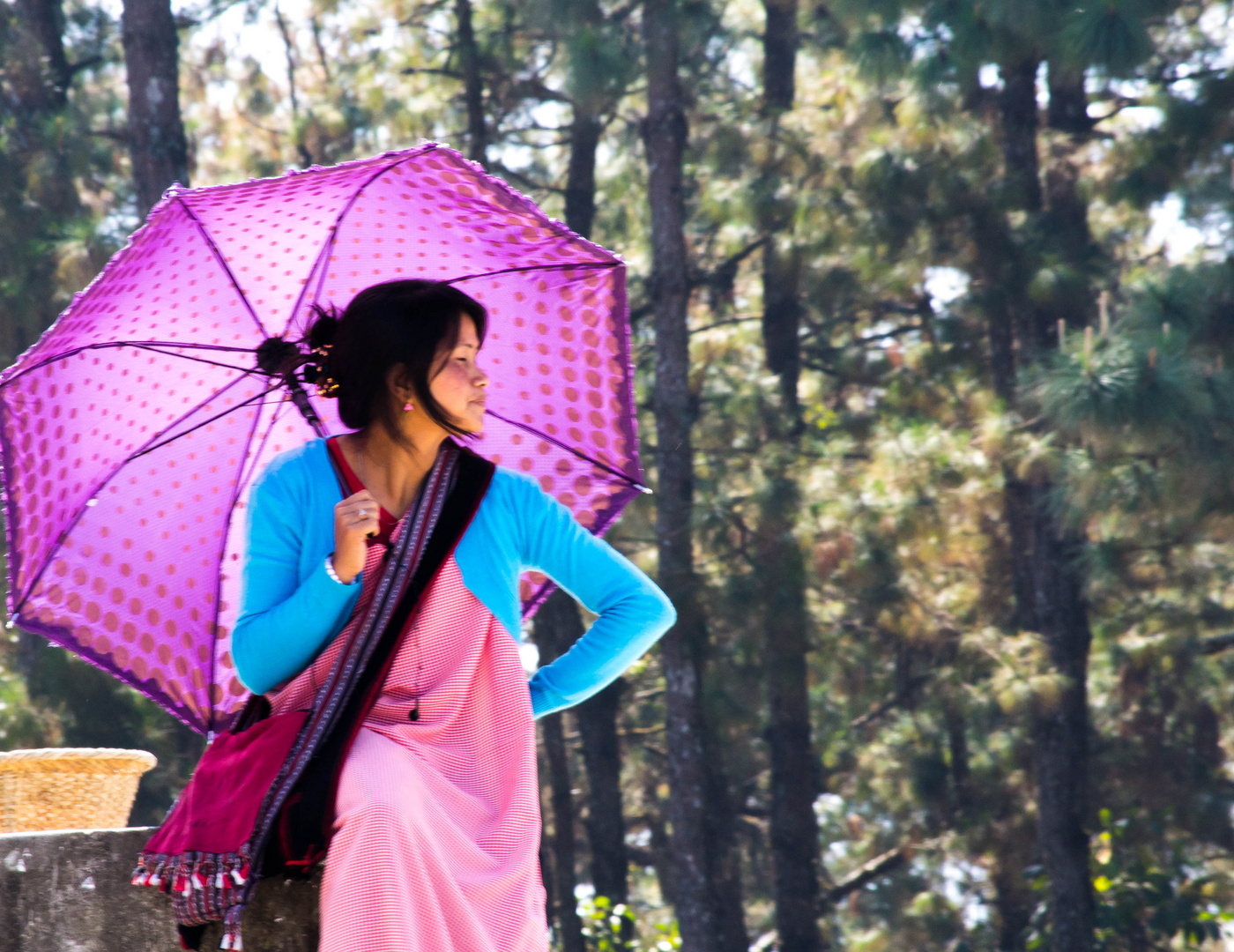 She looks so classy with the umbrella..!