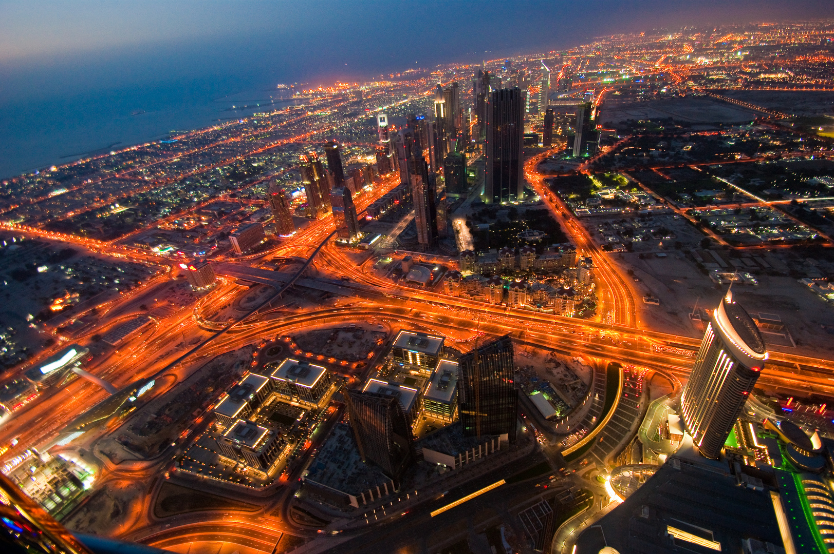 Sheik Zayed Road vom Burj Khalifa ( Dubai ) gesehen NACHT