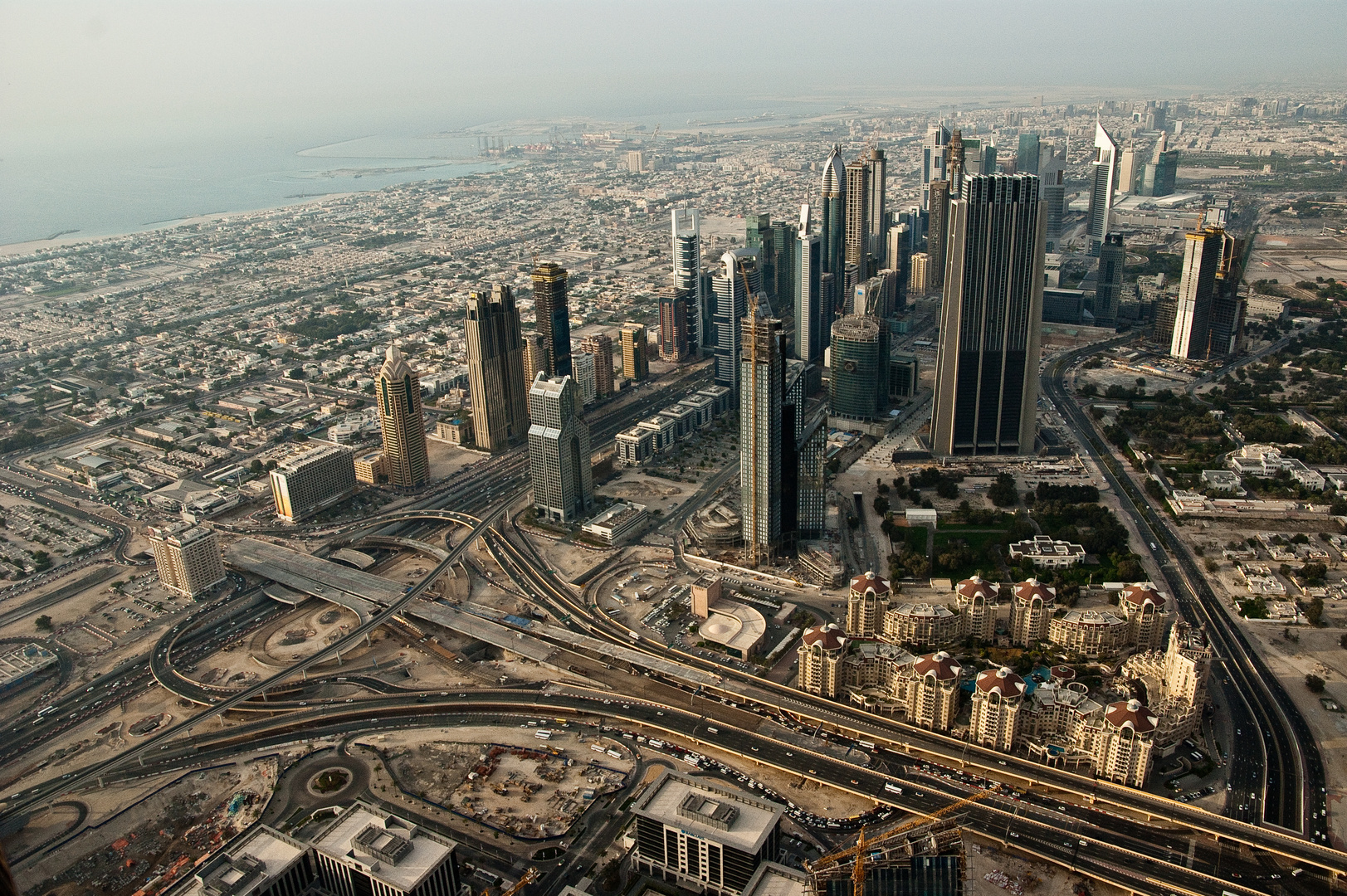 Sheik Zayed Road vom Burj Khalifa ( Dubai ) gesehen TAG