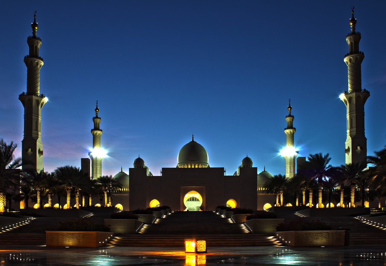 Sheikh Zayed Grand Mosque bei Abenddämmerung