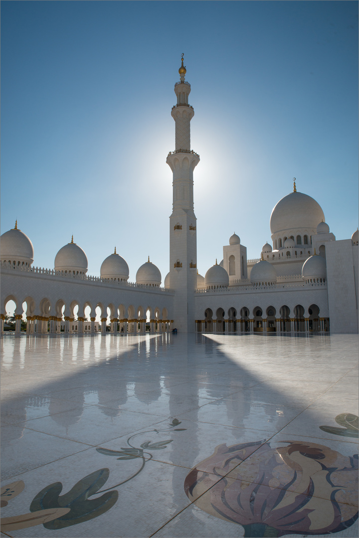 Sheikh Zayid Moschee im Gegenlicht