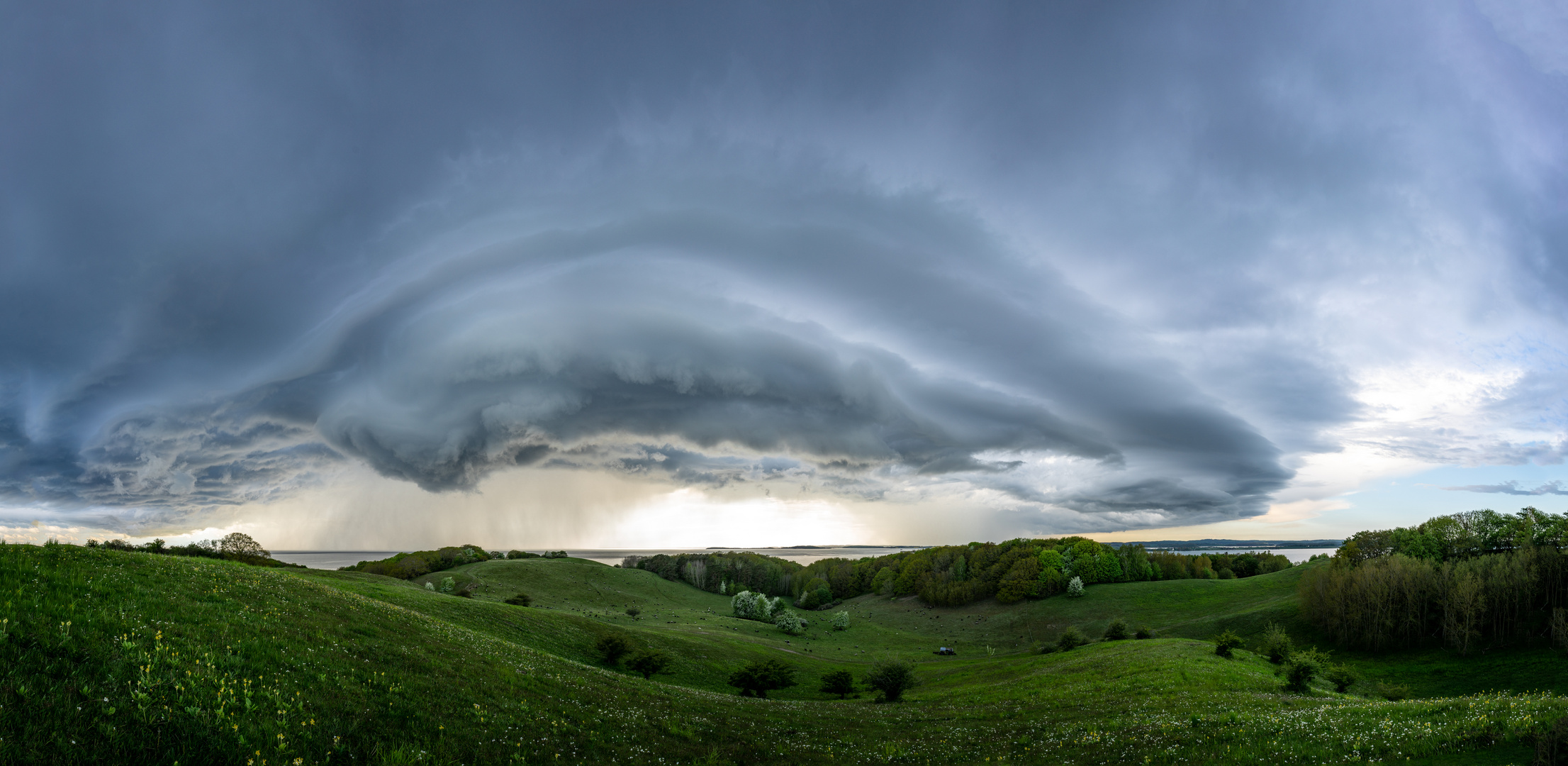 Shelf Cloud über dem Sund und den Zickerschen Bergen