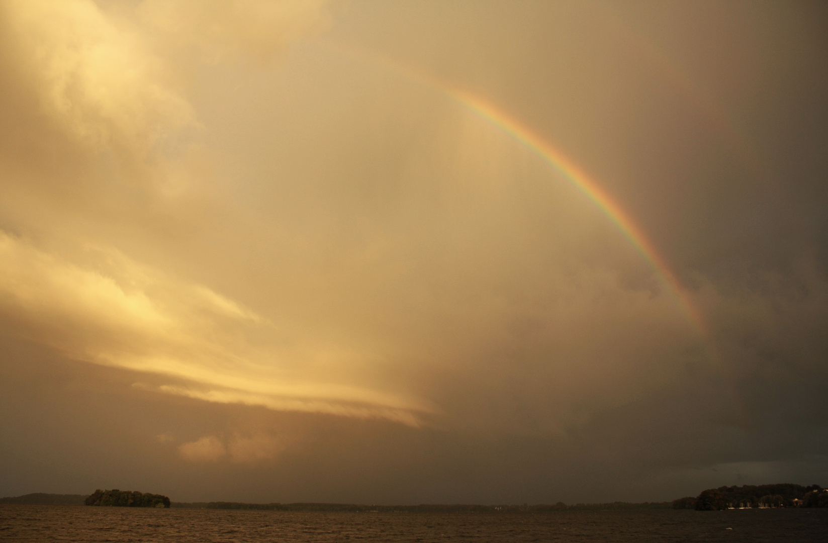 Shelfcloud mit Regenbogen