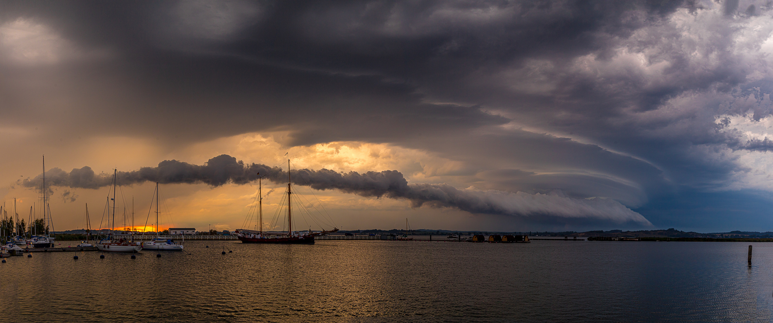 Shelfcloud trifft Sonnenuntergang