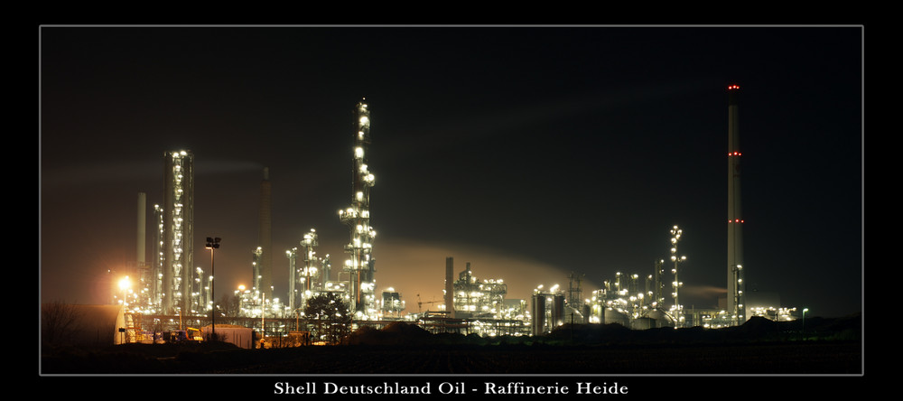 Shell Raffinerie Heide bei Nacht