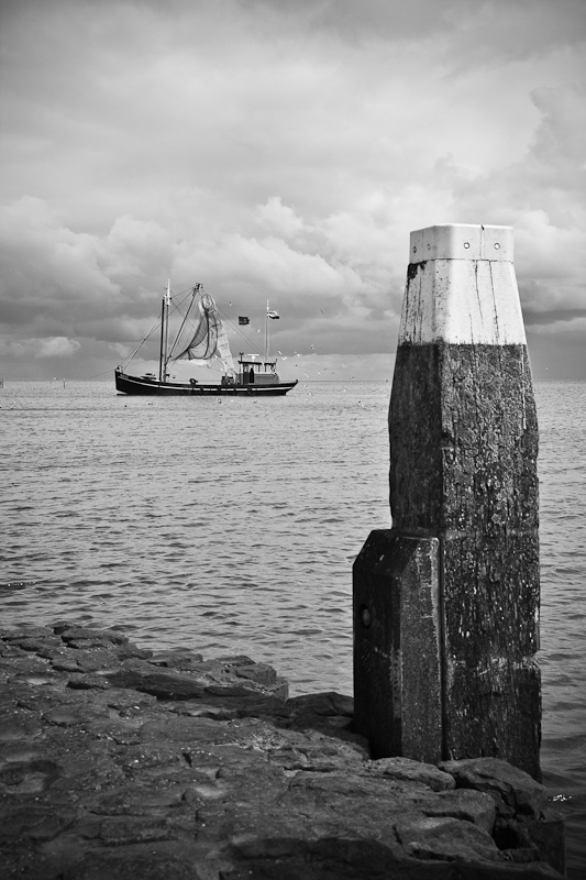 Sheltering harbour (single pole version)