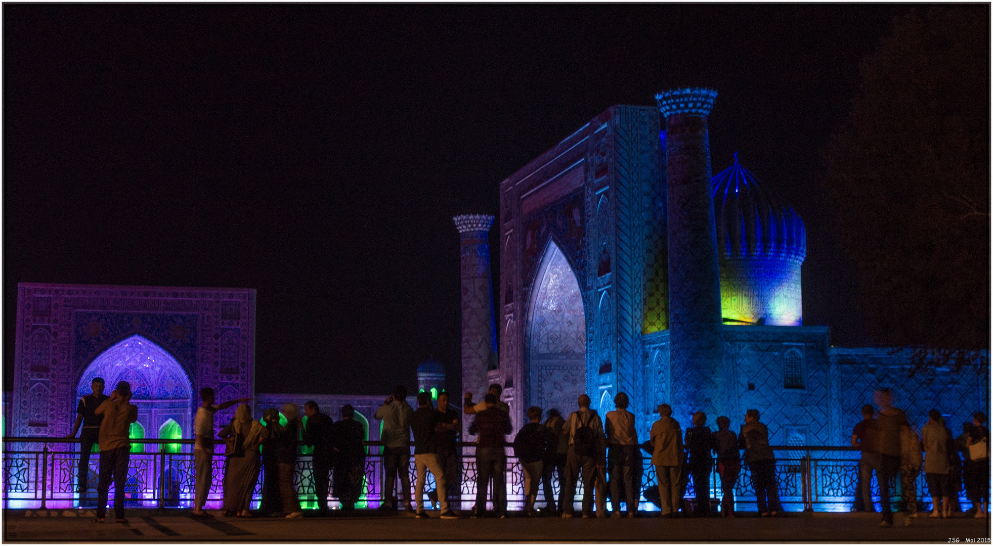 Sher-Dor-Madrasa bei Nacht in Samarkand