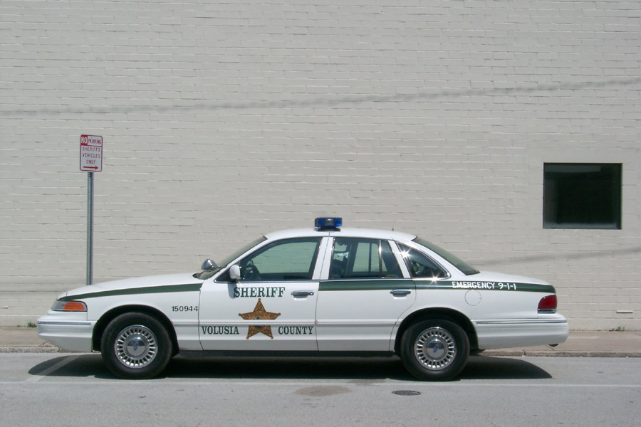 Sheriff s Car is parking (Minimalismus)