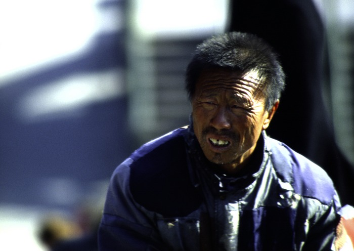 Sherpa bei einer Pause auf ca. 4500 m Höhe.