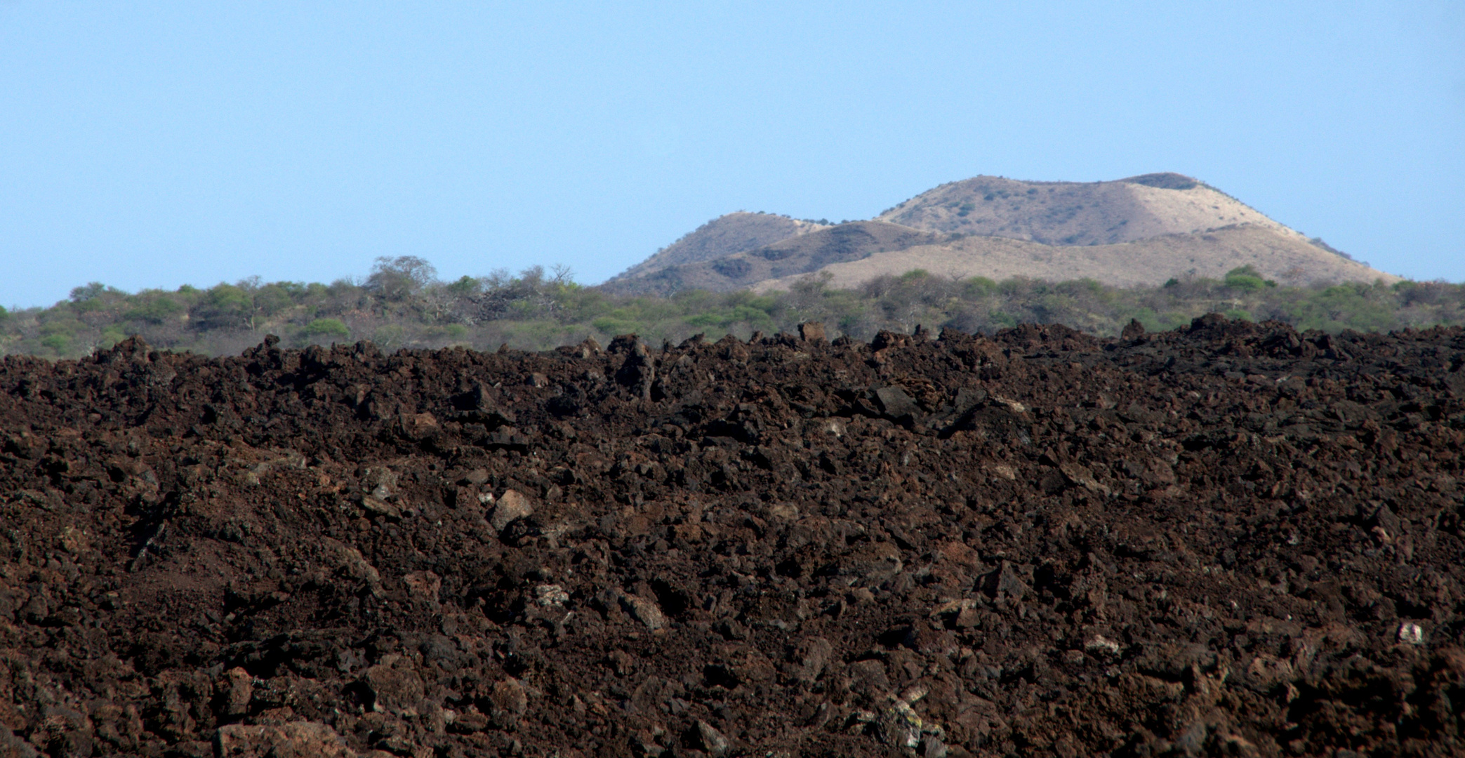 Shetani Lava Flow mit vulkanischem Hintergrund