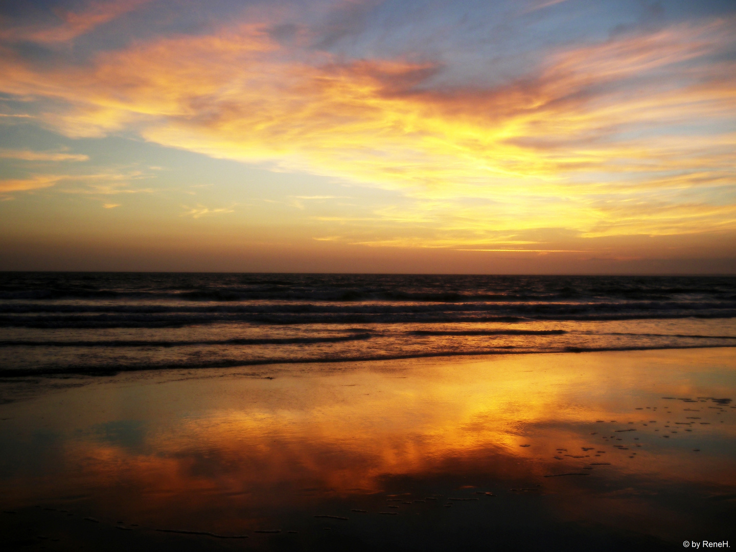 Shine of the sun in the evening sandy mirror