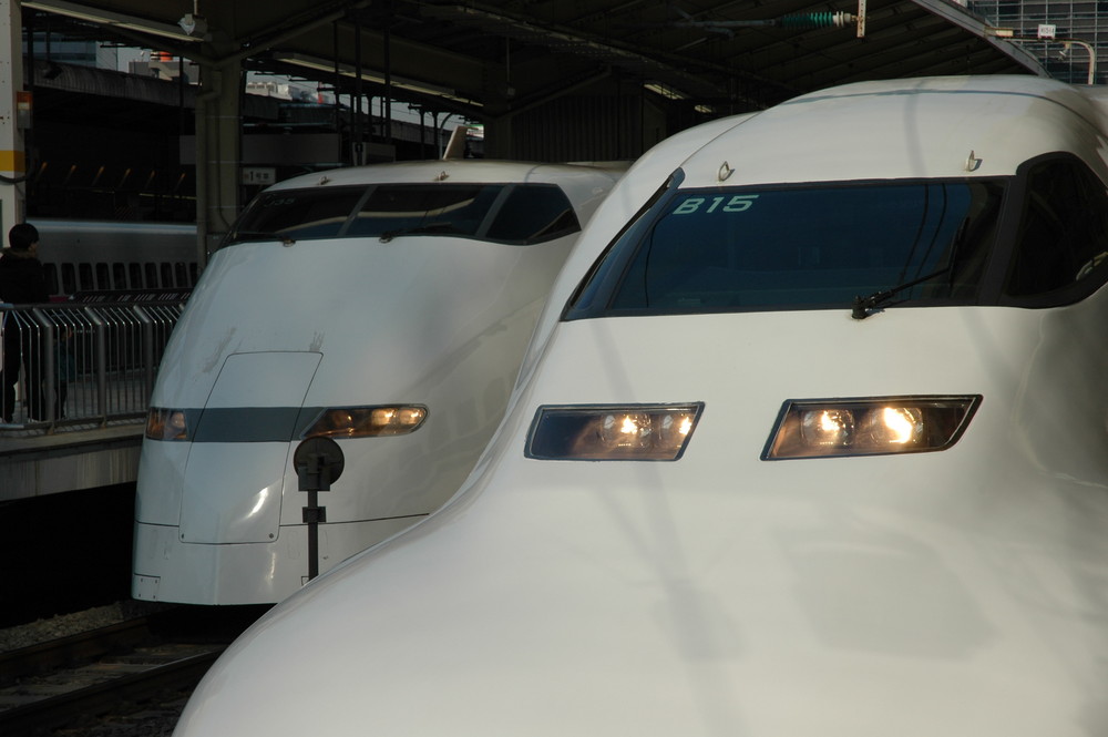 Shinkansen 300 series meets 700 series, Tokyo station Foto & Bild