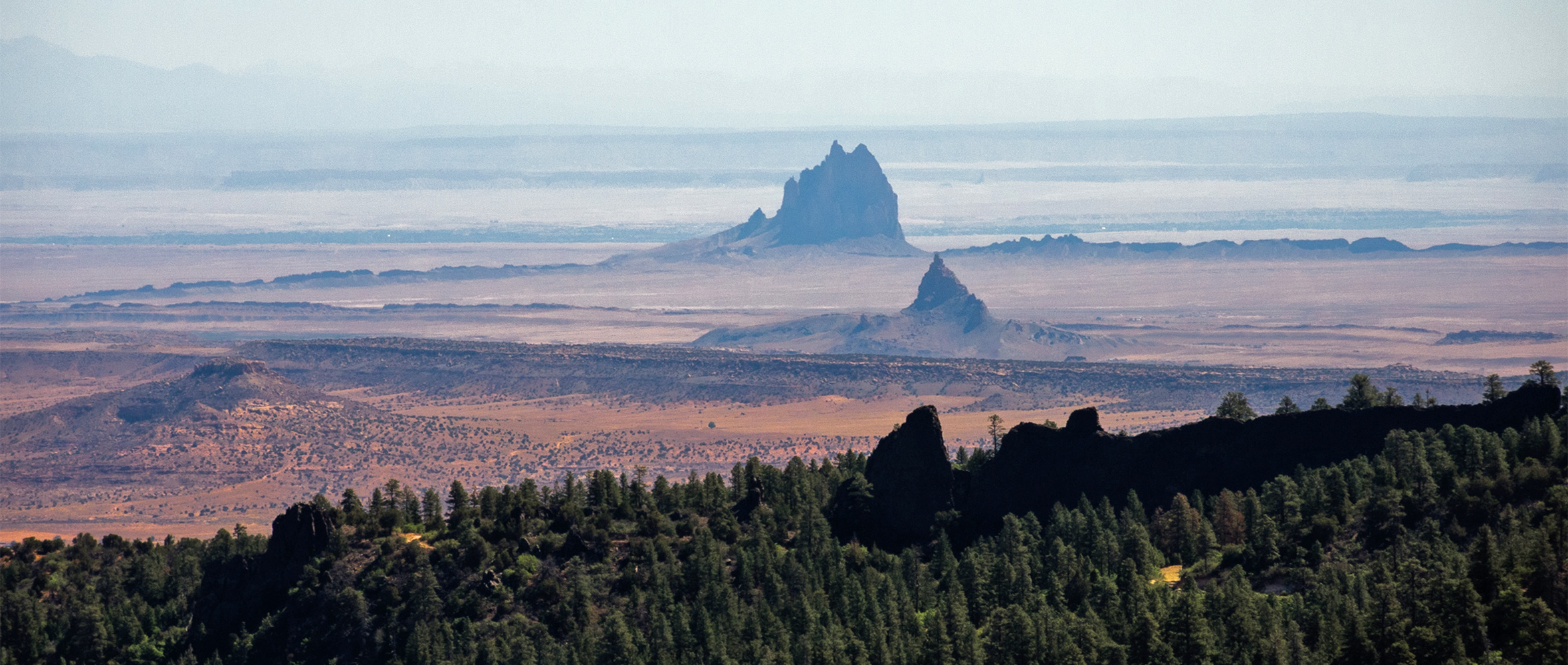 Shiprock aus der Ferne