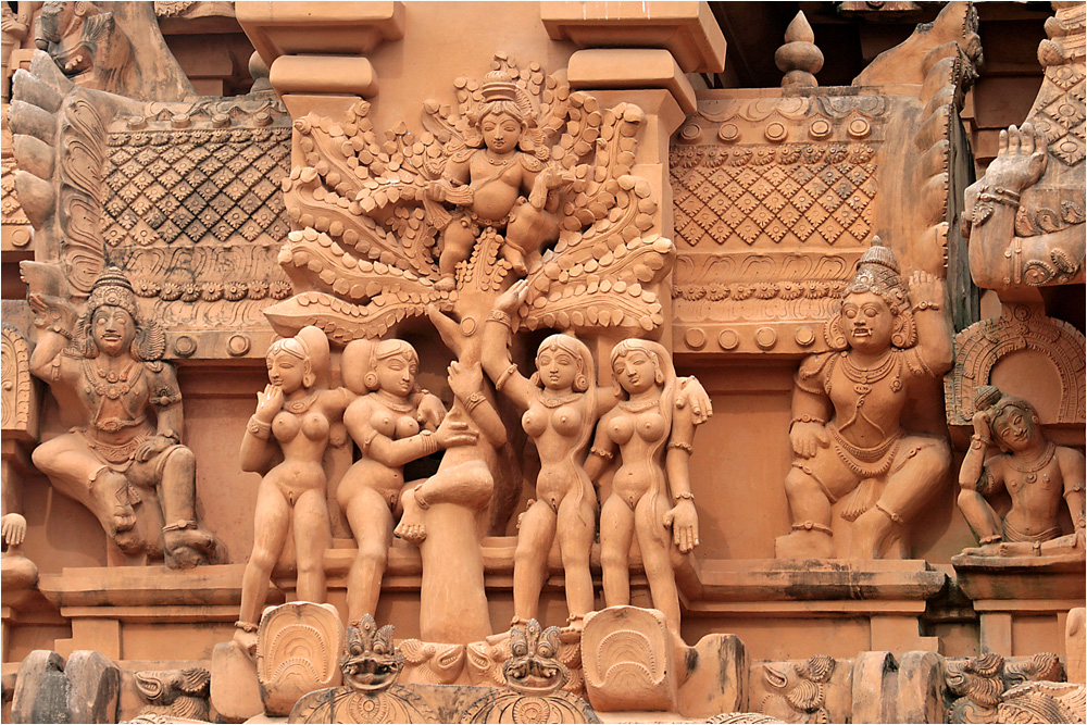 Shiva der Schelm hat den Badenden die Kleider versteckt, sitzt jetzt am Baum und amüsiert sich
