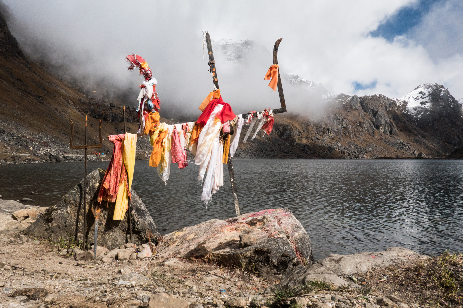 Shiva-Heiligtum am Gosainkund See