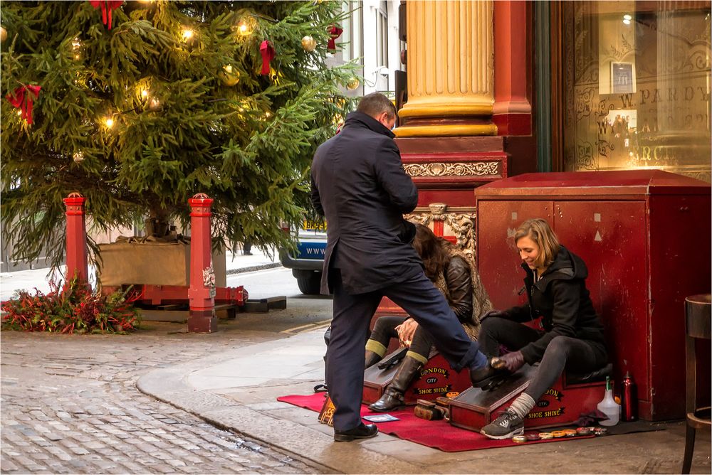 Shoe shine girls