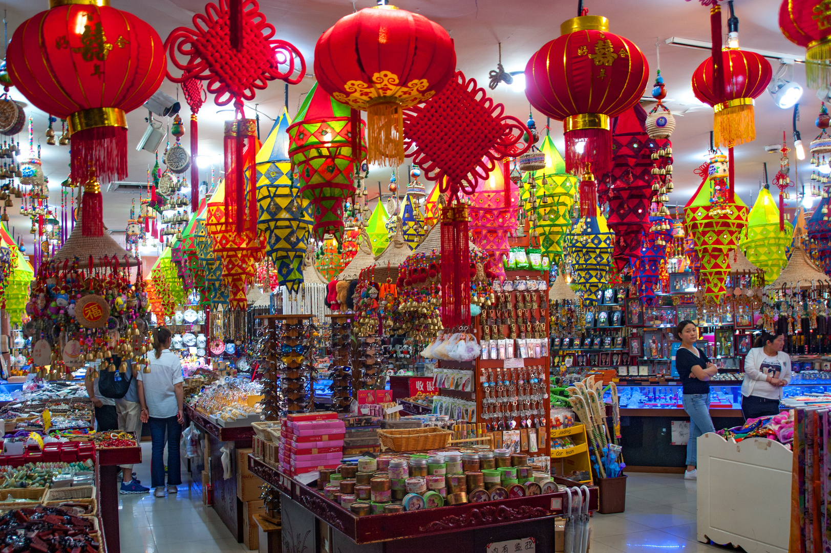 Shop Full Of Paper Lanterns Photo Image Asia China Menschen Images At Photo Community