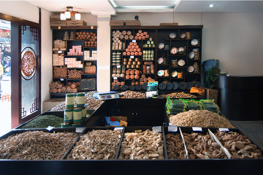 Shop in Dali selling roots, herbs and spices