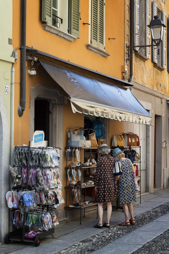 Shopping a Cannobio