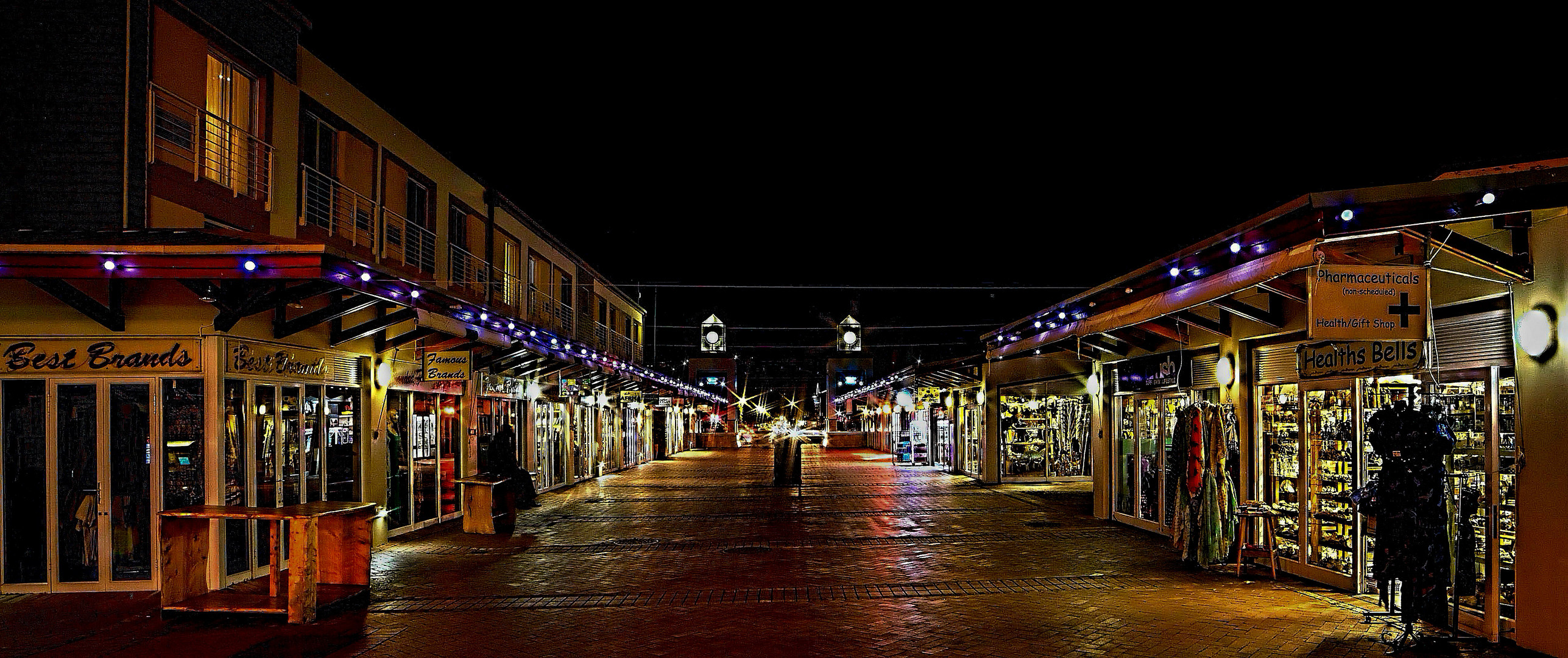 Shopping Mile Waterfront Knysna in South Africa - Doppeluhr 