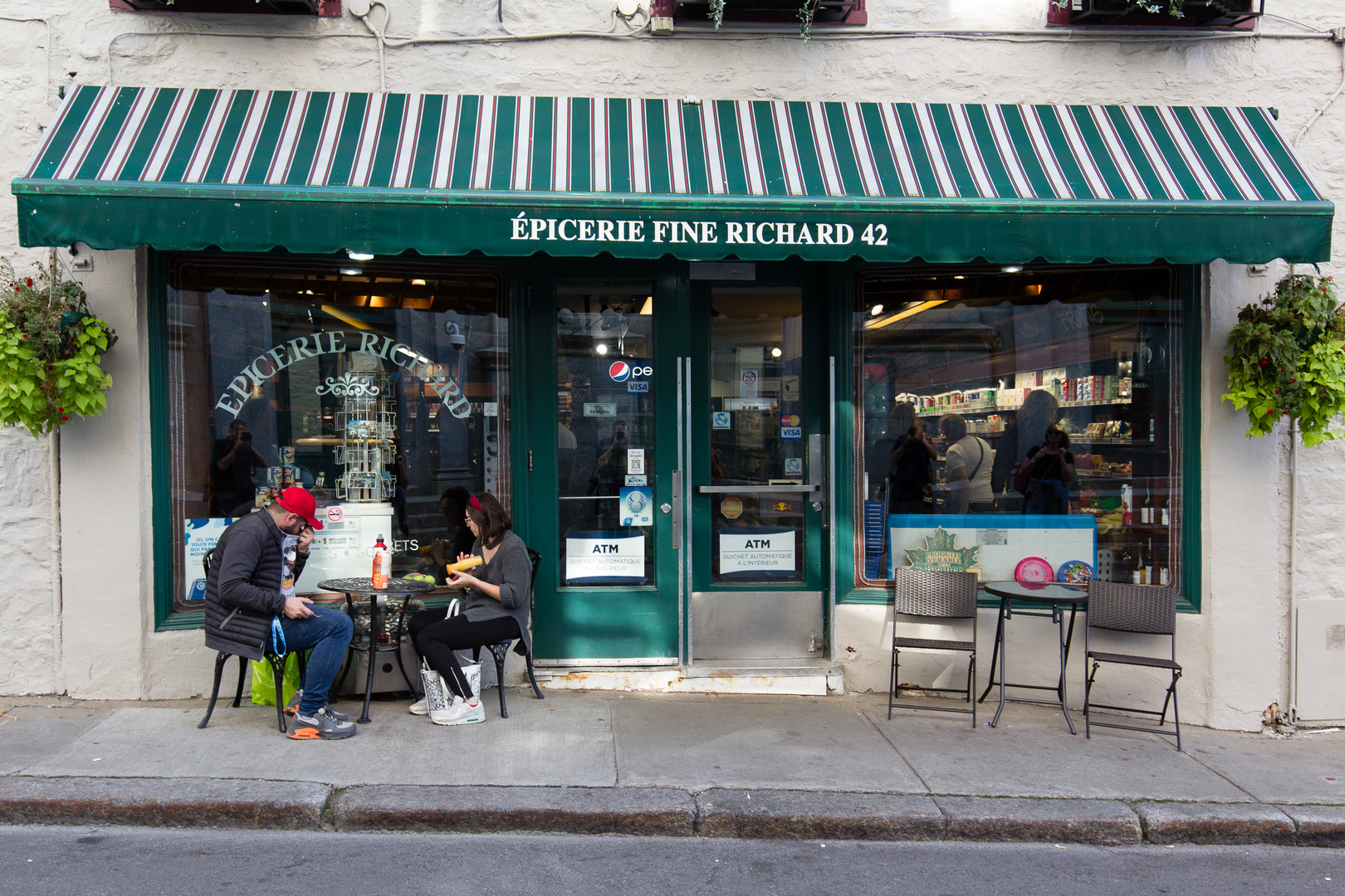 Shopping Oldschool; Kramladen mit Ausschank in Quebec