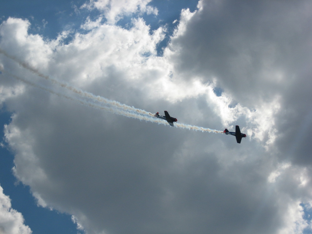 Showflug zweier Hochleistungsflugzeuge durch Vater und Sohn Eichhorn