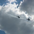 Showflug zweier Hochleistungsflugzeuge durch Vater und Sohn Eichhorn