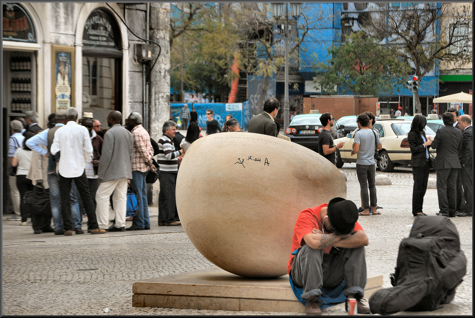 Showing my city.....Relax of black  and white   people   in Rossio. Who works?!