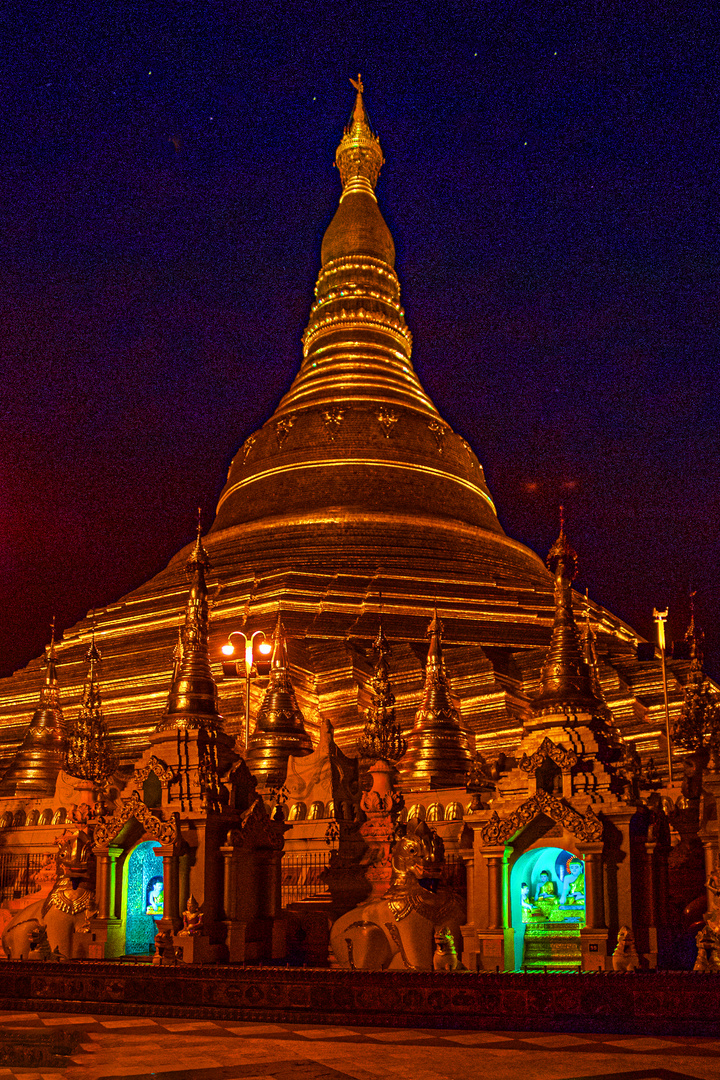 Shwdagon Pagoda at night