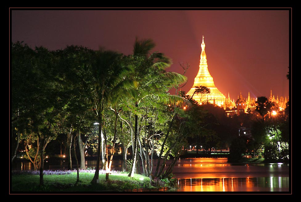 Shwe Dagon bei Nacht