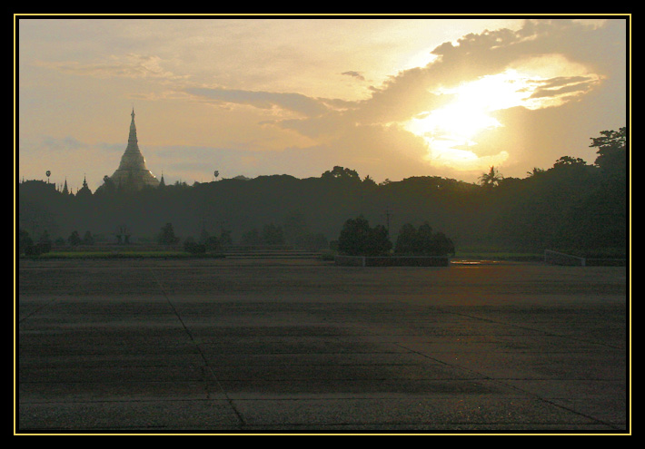 Shwe Dagon im Morgenglanz