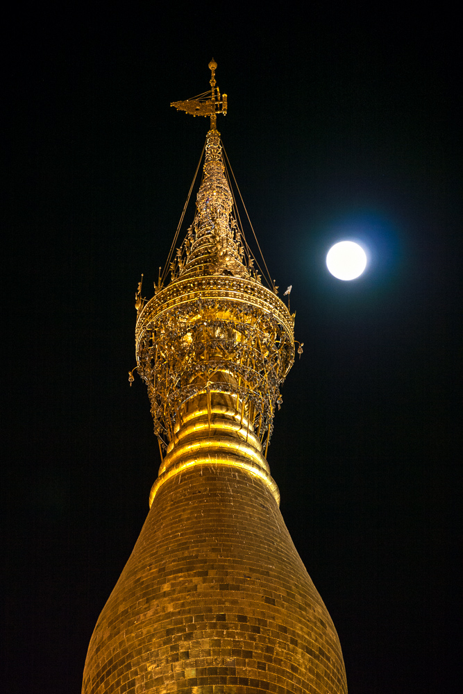 Shwe Dagon Pagode,die Spitze bei Vollmond