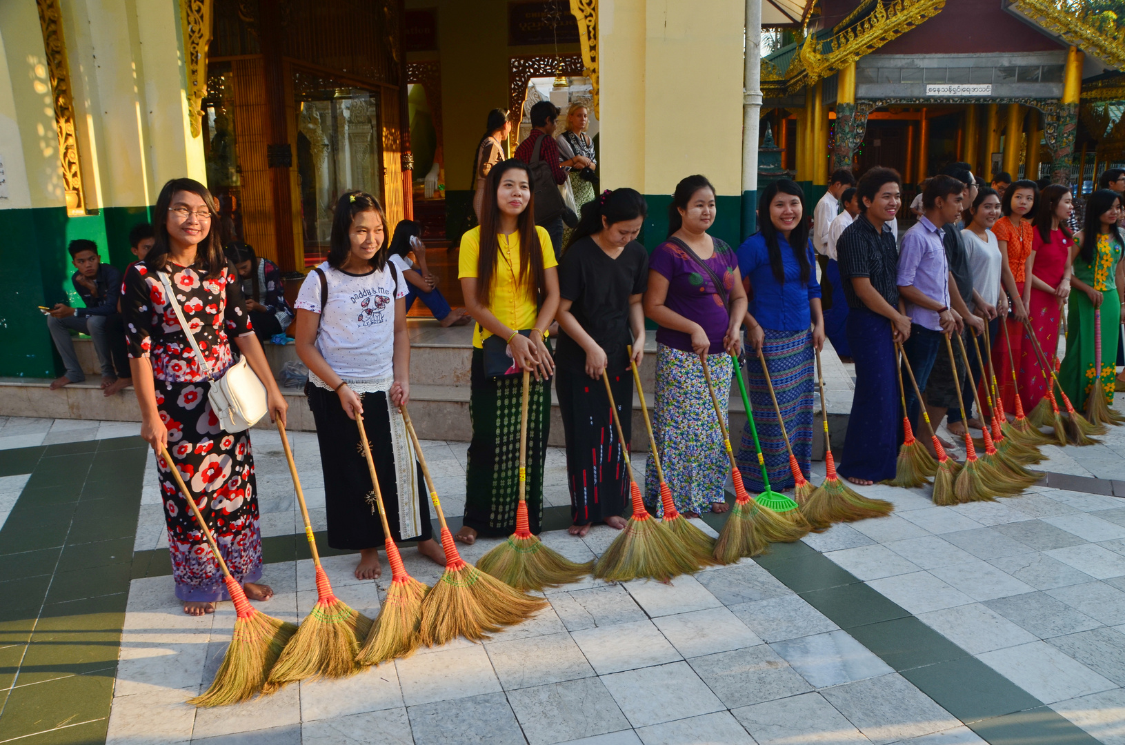 Shwedagon Pagoda Besen-Brigade