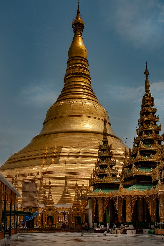 Shwedagon Pagoda in full splendor