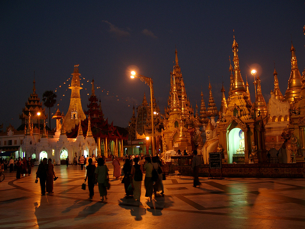 Shwedagon Pagode bei Nacht