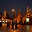 Shwedagon Pagode bei Nacht