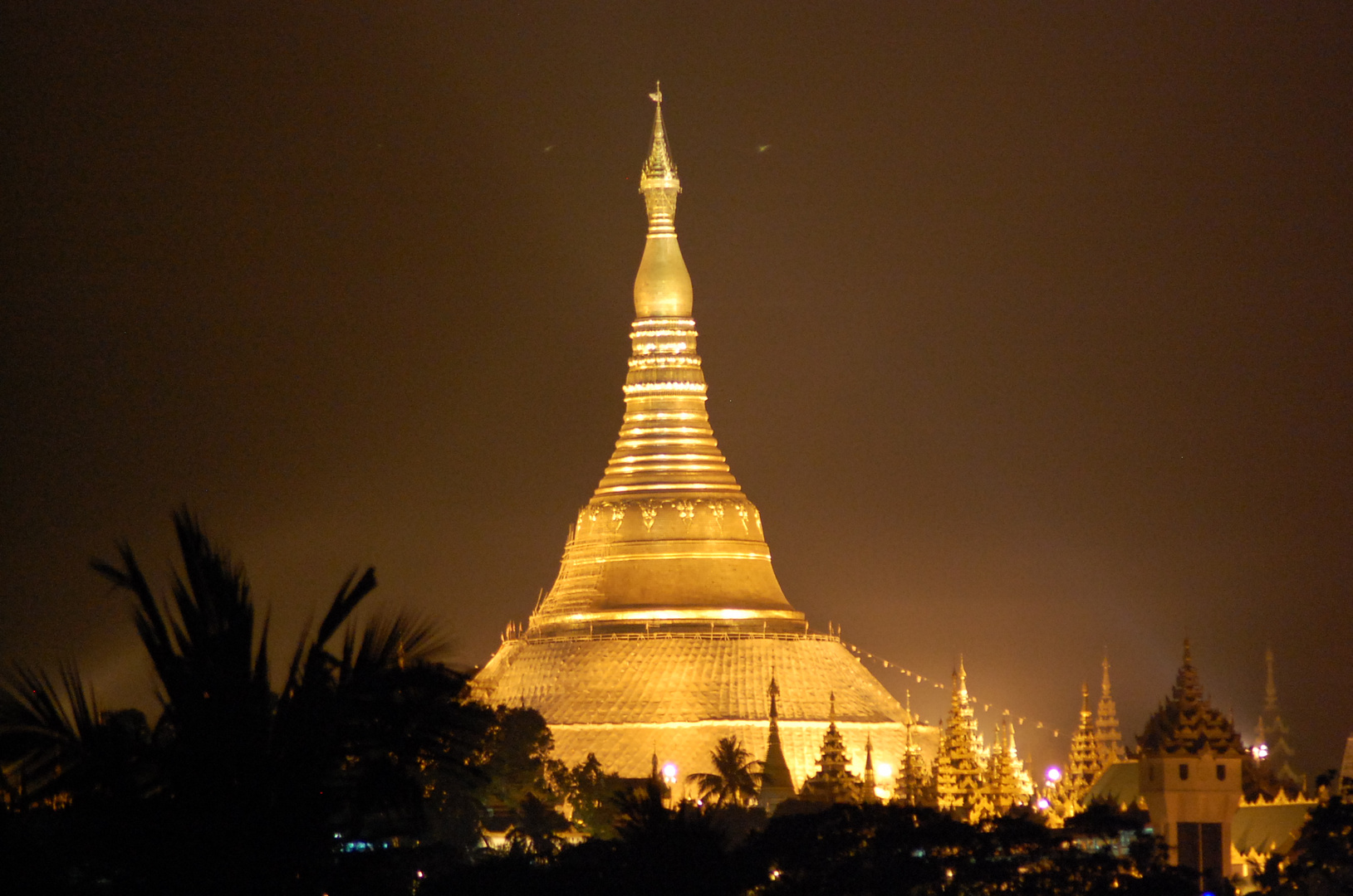 Shwedagon Pagode by night - Yangon Myanmar