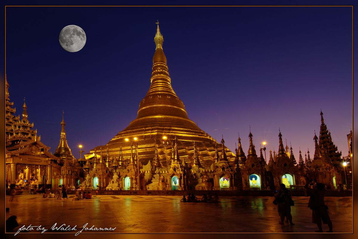 Shwedagon Pagode mit Mond (comp)