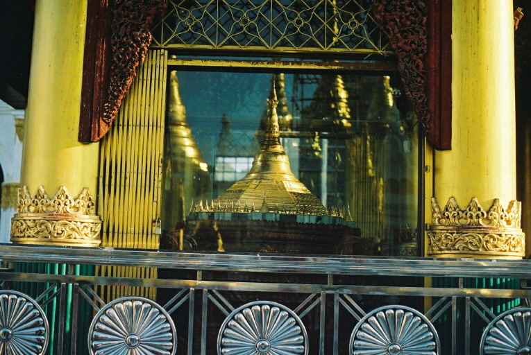 ShwedagonPagode im Model mit gespiegelter Realen, Myanmar