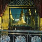 ShwedagonPagode im Model mit gespiegelter Realen, Myanmar