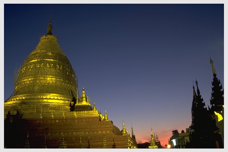 Shwezigon-Pagoda at dusk