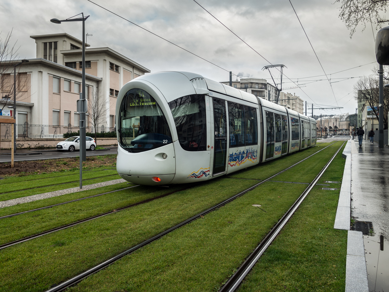 si les trams vont au pré, où mener les vaches?